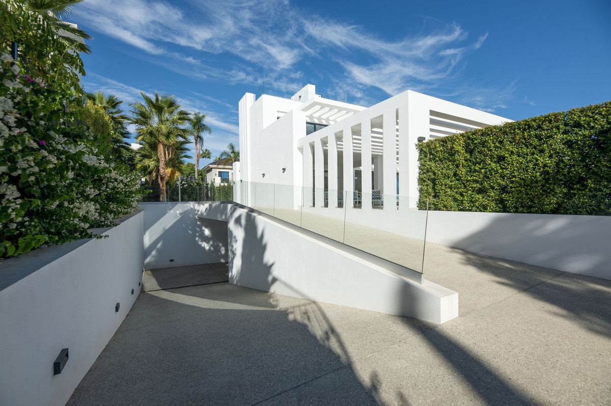5 Bed Townhouse for sale in Los Flamingos Costa Del Sol, Málaga, Spain