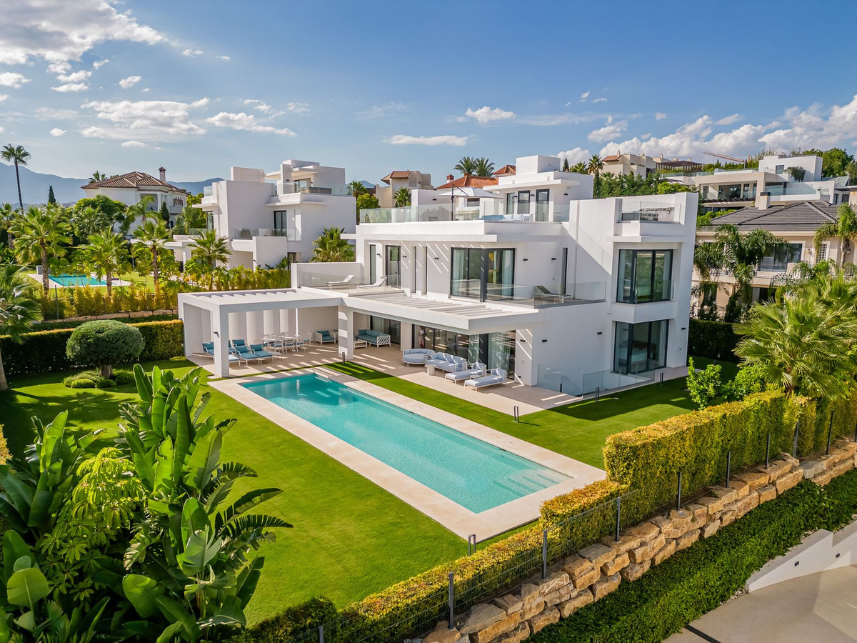 5 Bed Townhouse for sale in Los Flamingos Costa Del Sol, Málaga, Spain