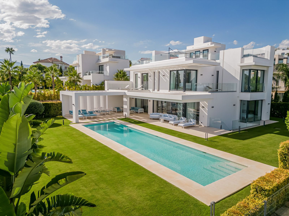 5 Bed Townhouse for sale in Los Flamingos Costa Del Sol, Málaga, Spain