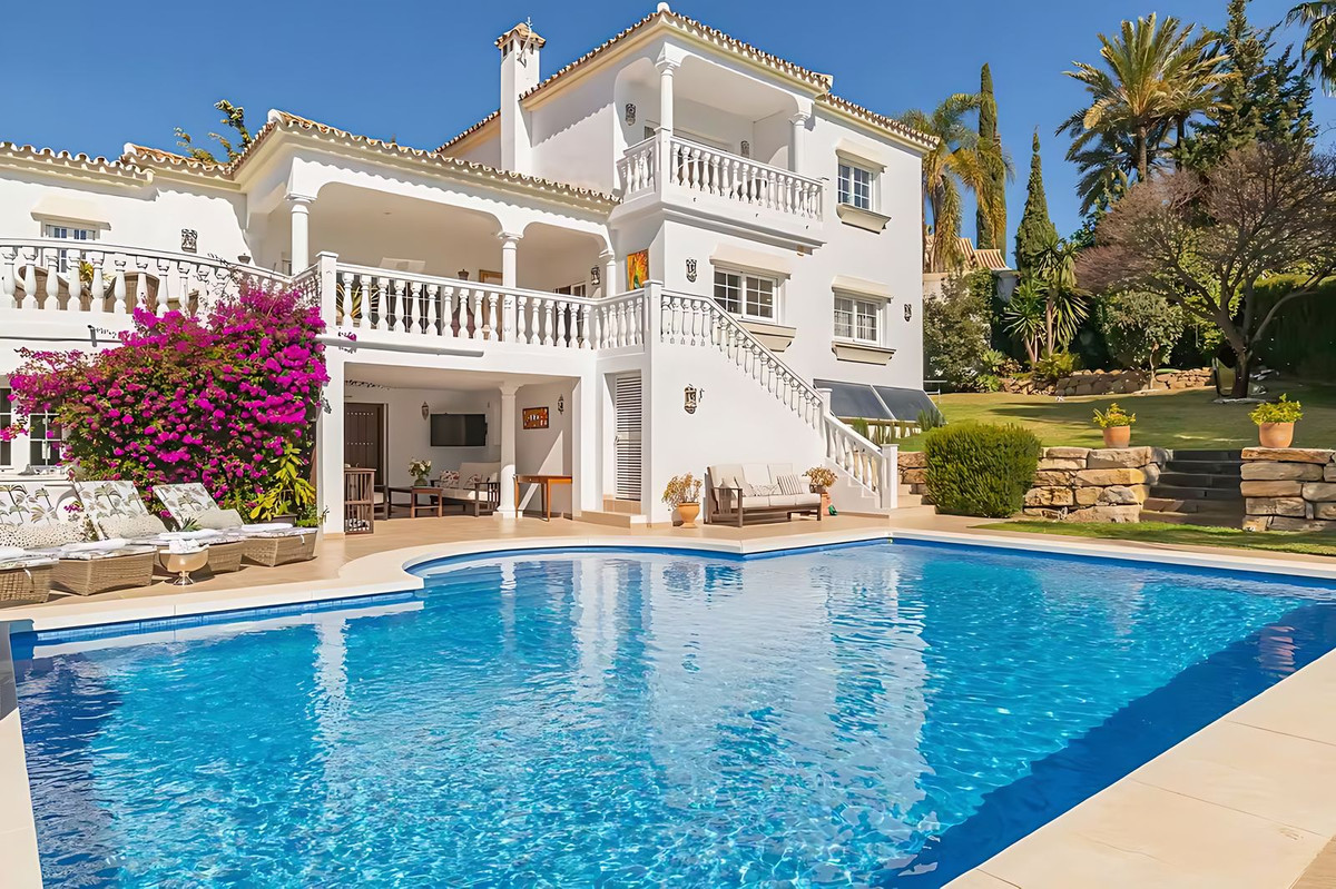 5 Bed Townhouse for sale in El Paraiso Costa Del Sol, Málaga, Spain
