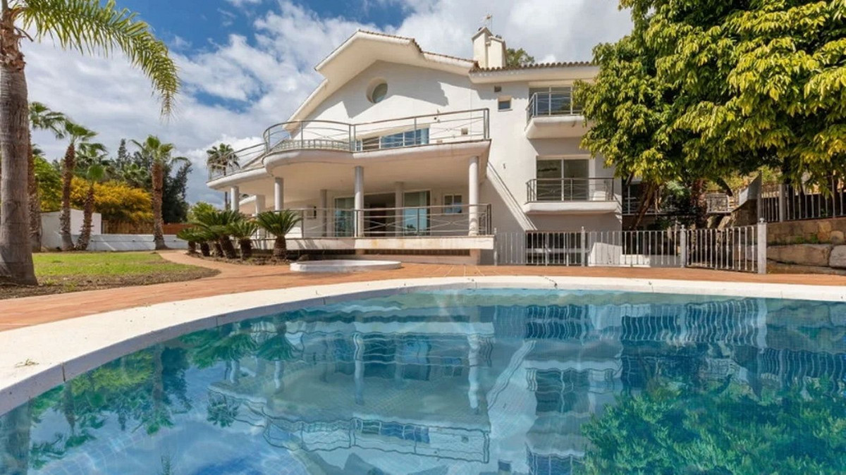 5 Bed Townhouse for sale in Los Almendros Costa Del Sol, Málaga, Spain