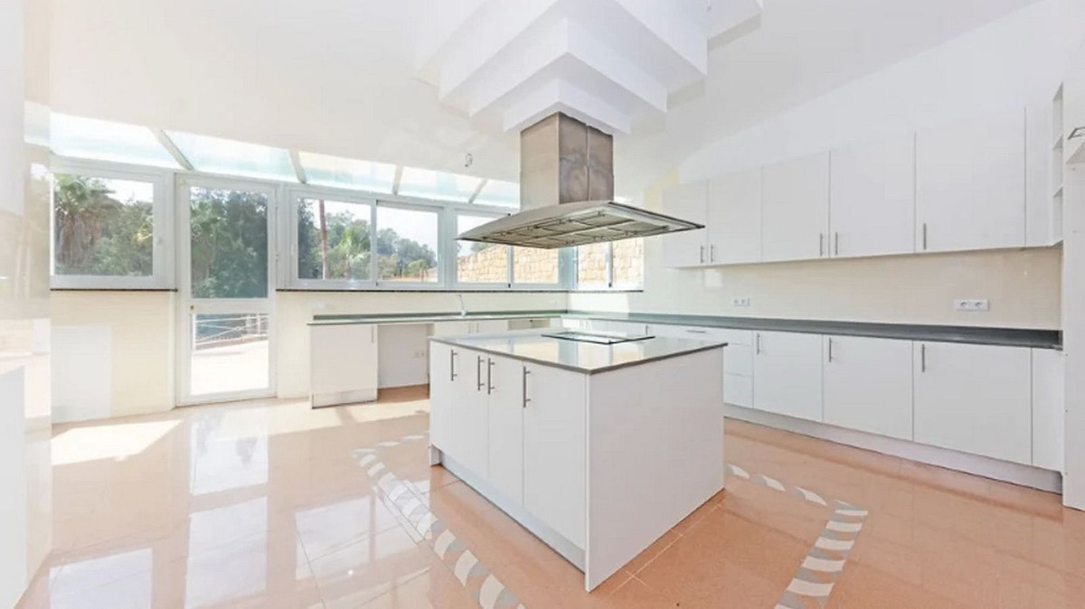 5 Bed Townhouse for sale in Los Almendros Costa Del Sol, Málaga, Spain