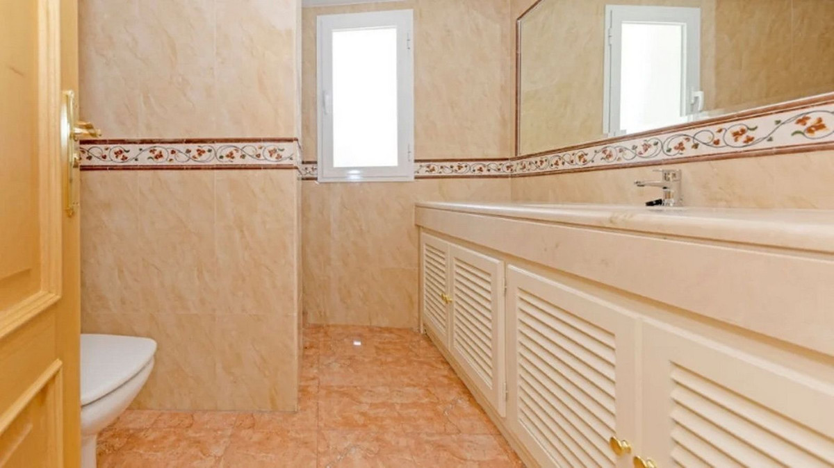 5 Bed Townhouse for sale in Los Almendros Costa Del Sol, Málaga, Spain