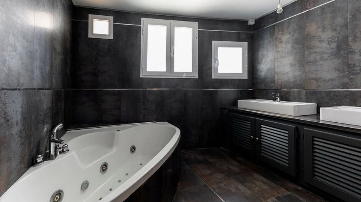 5 Bed Townhouse for sale in Los Almendros Costa Del Sol, Málaga, Spain
