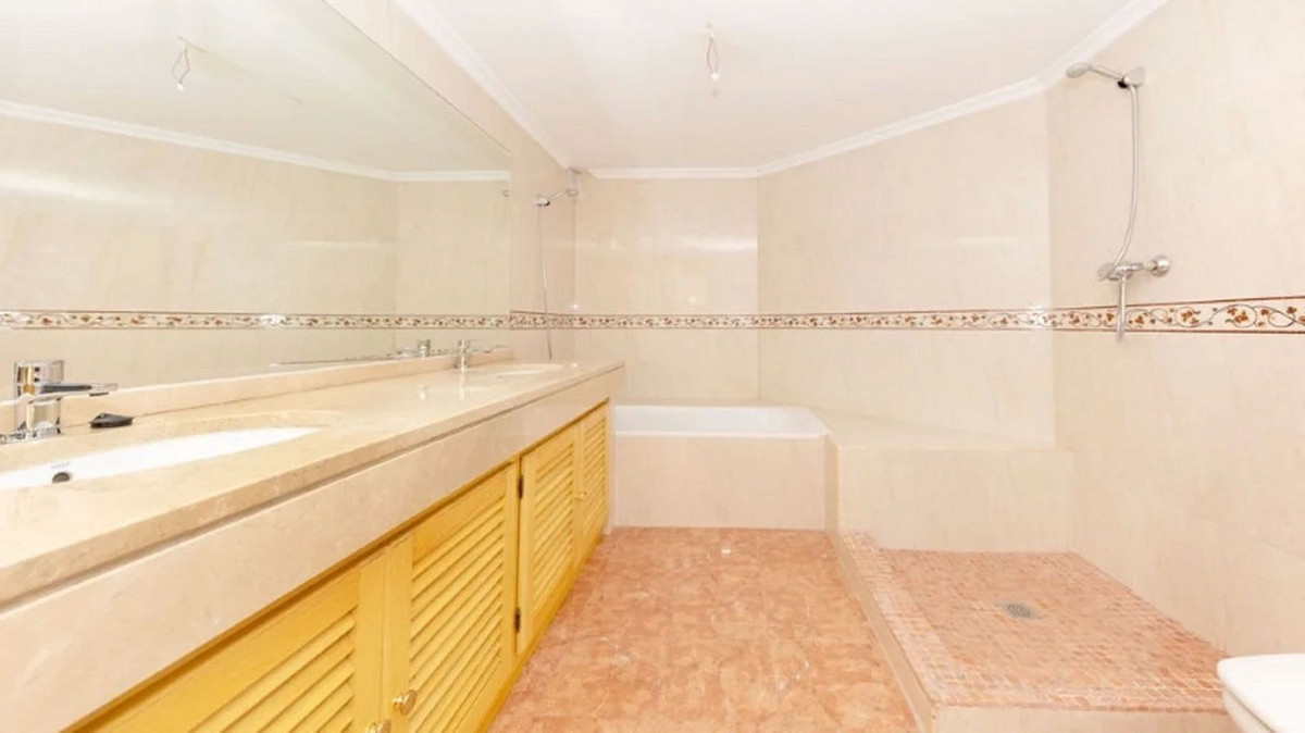5 Bed Townhouse for sale in Los Almendros Costa Del Sol, Málaga, Spain