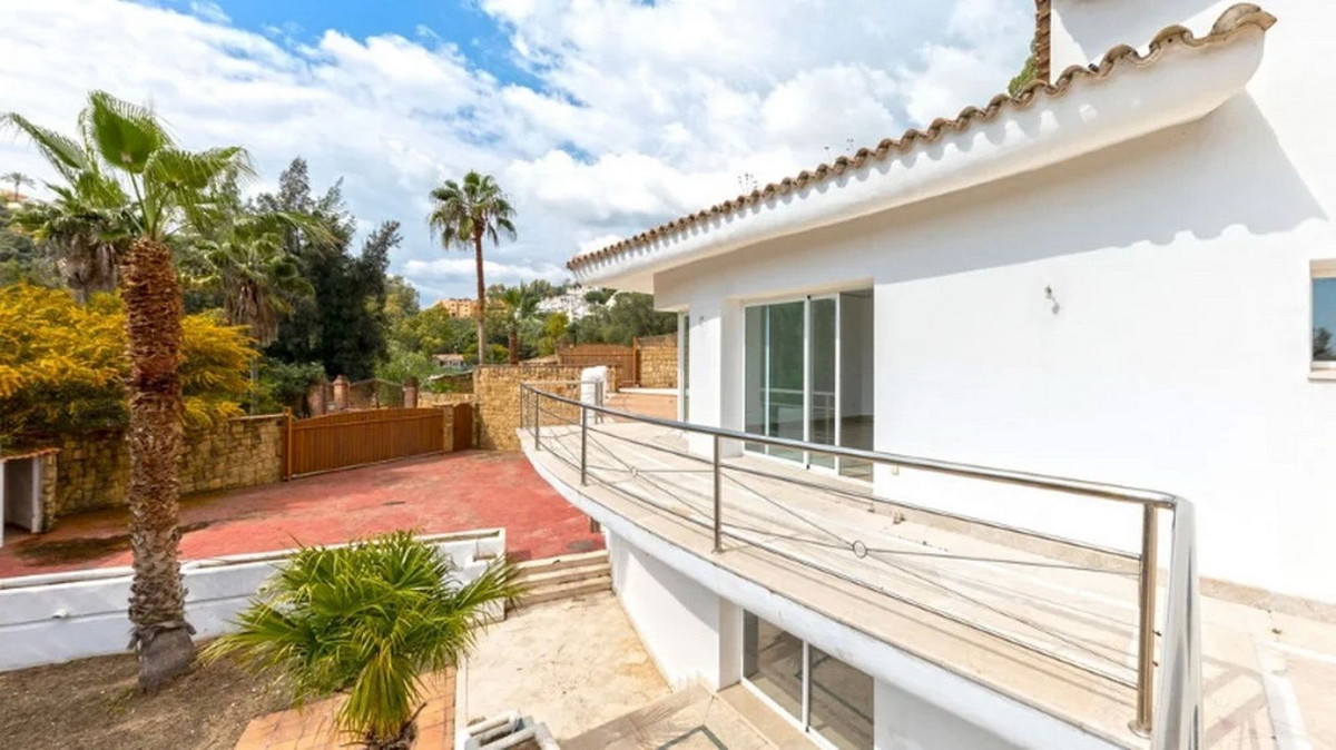 5 Bed Townhouse for sale in Los Almendros Costa Del Sol, Málaga, Spain