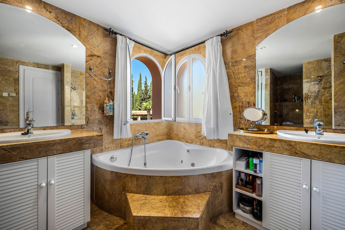 Se vende Villa - Chalet de 5 dormitorios en Costa Del Sol, Málaga, España