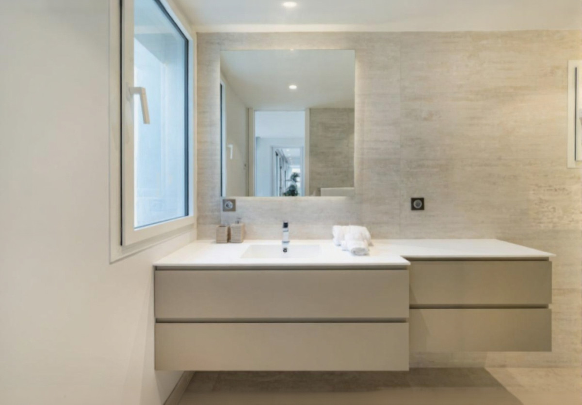 Se vende Apartamento Planta Media de 3 dormitorios en Costa Del Sol, Málaga, España