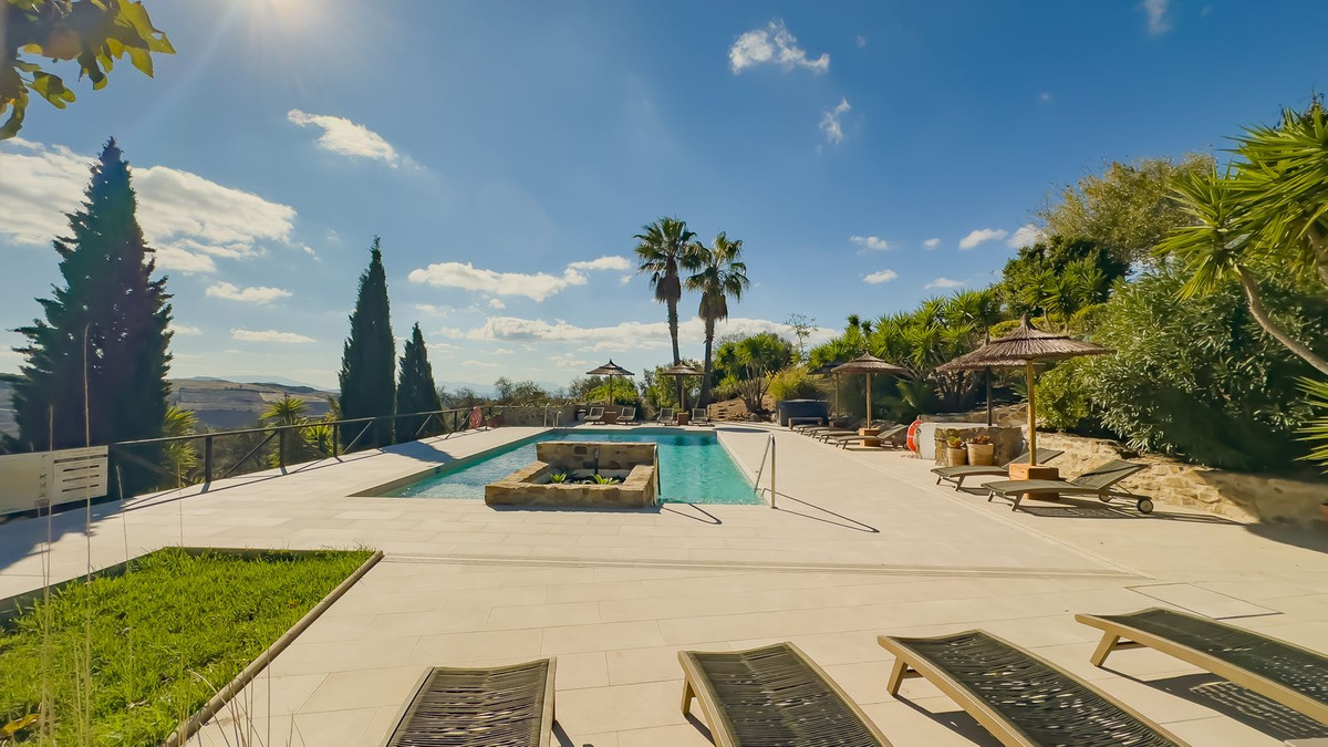 Se vende Finca - Cortijo de 13 dormitorios en Costa Del Sol, Málaga, España
