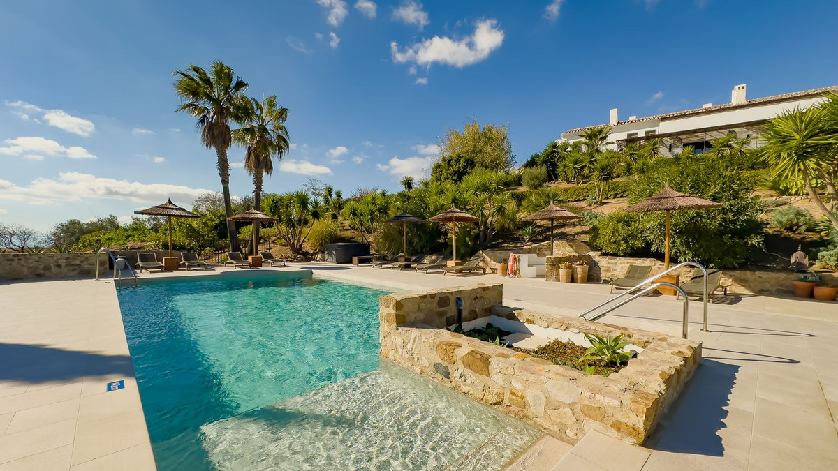 Se vende Finca - Cortijo de 13 dormitorios en Costa Del Sol, Málaga, España