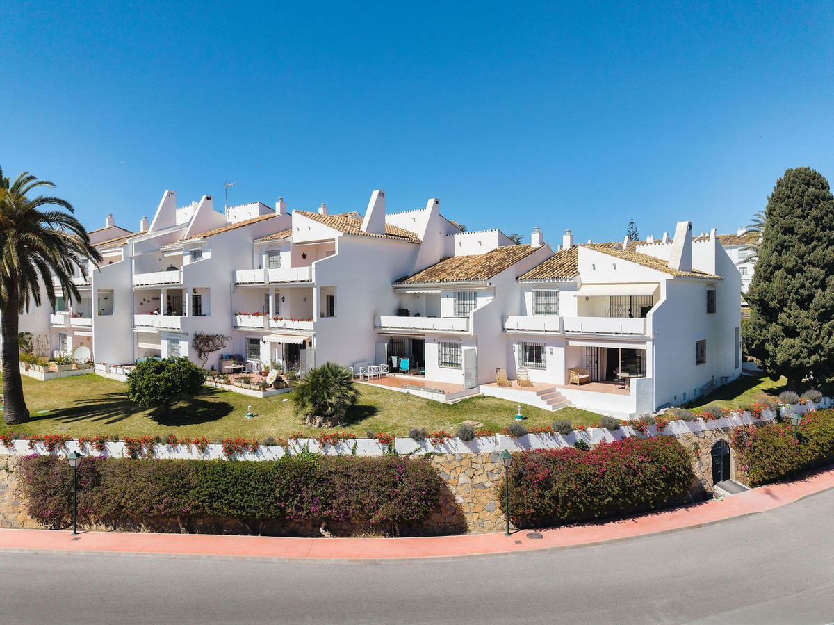 3 Bed Apartment for sale in Nueva Andalucía Costa Del Sol, Málaga, Spain