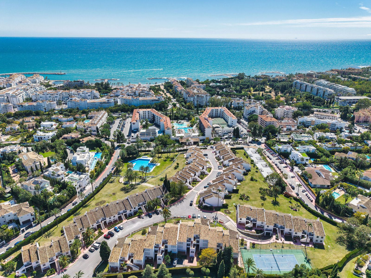 3 Bed Apartment for sale in Nueva Andalucía Costa Del Sol, Málaga, Spain