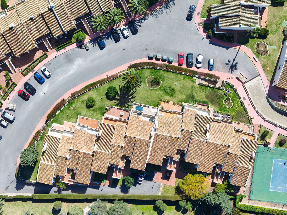 3 Bed Apartment for sale in Nueva Andalucía Costa Del Sol, Málaga, Spain