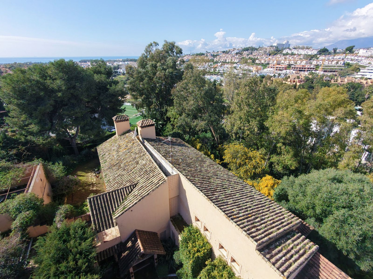 6 Bed Townhouse for sale in Atalaya Costa Del Sol, Málaga, Spain