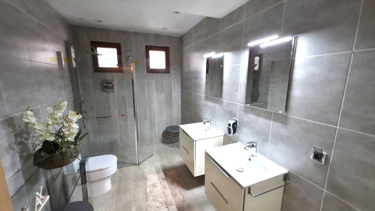 6 Bed Townhouse for sale in Atalaya Costa Del Sol, Málaga, Spain