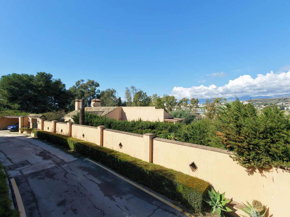 6 Bed Townhouse for sale in Atalaya Costa Del Sol, Málaga, Spain
