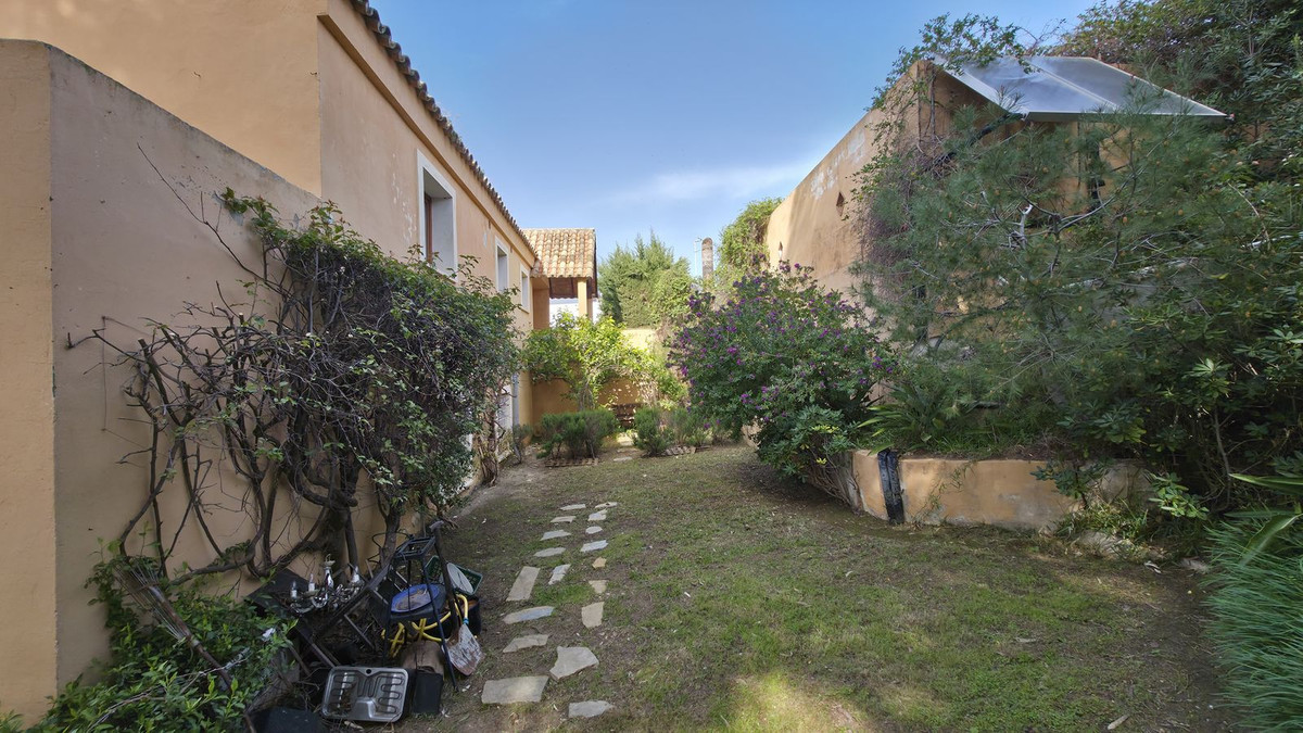 6 Bed Townhouse for sale in Atalaya Costa Del Sol, Málaga, Spain