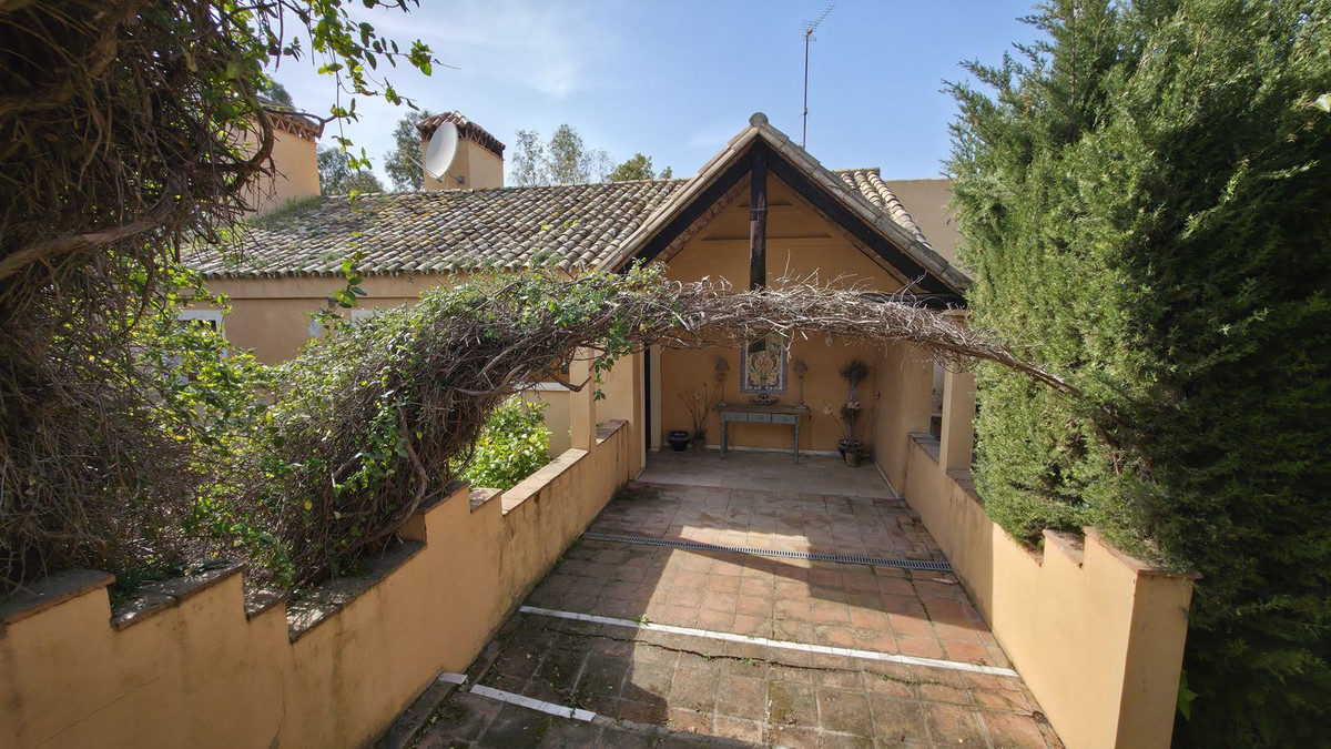 6 Bed Townhouse for sale in Atalaya Costa Del Sol, Málaga, Spain