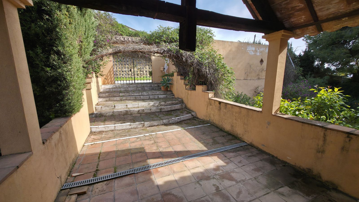 6 Bed Townhouse for sale in Atalaya Costa Del Sol, Málaga, Spain
