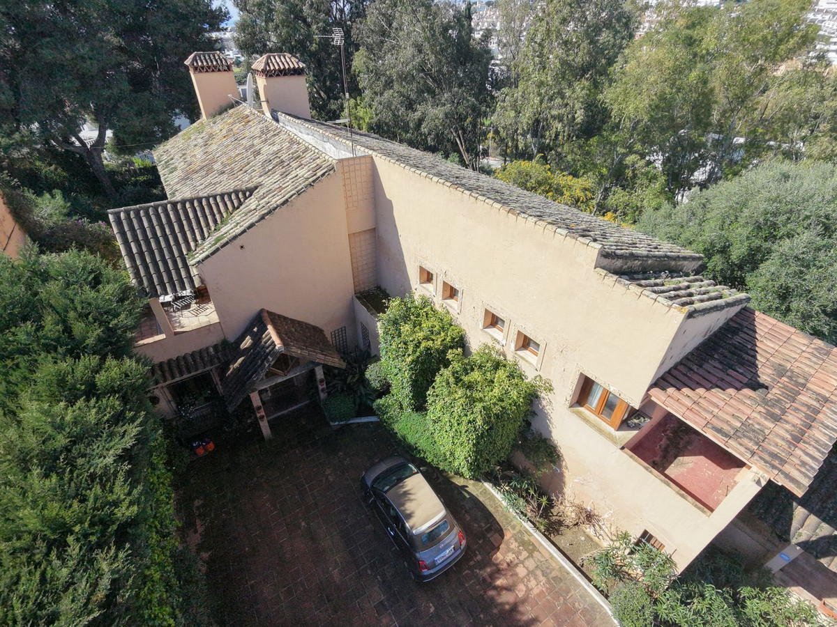 6 Bed Townhouse for sale in Atalaya Costa Del Sol, Málaga, Spain