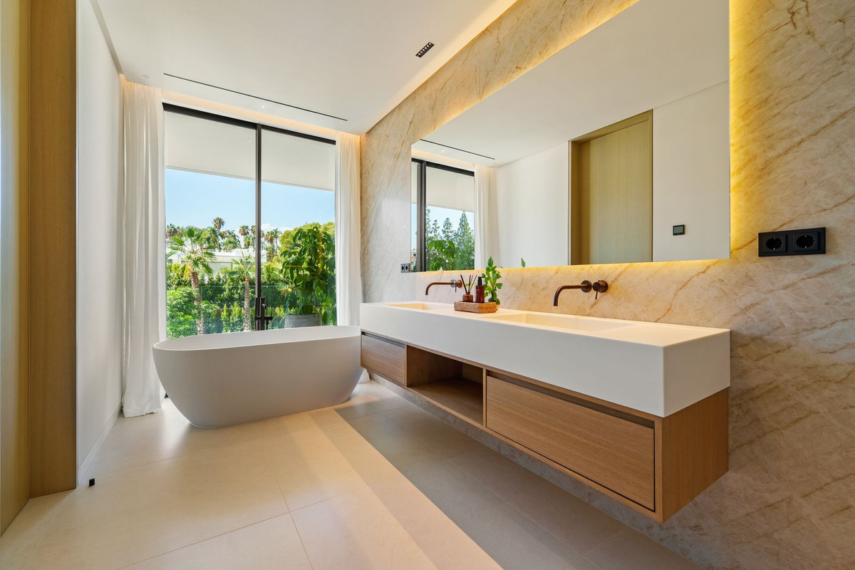 Se vende Villa - Chalet de 5 dormitorios en Costa Del Sol, Málaga, España