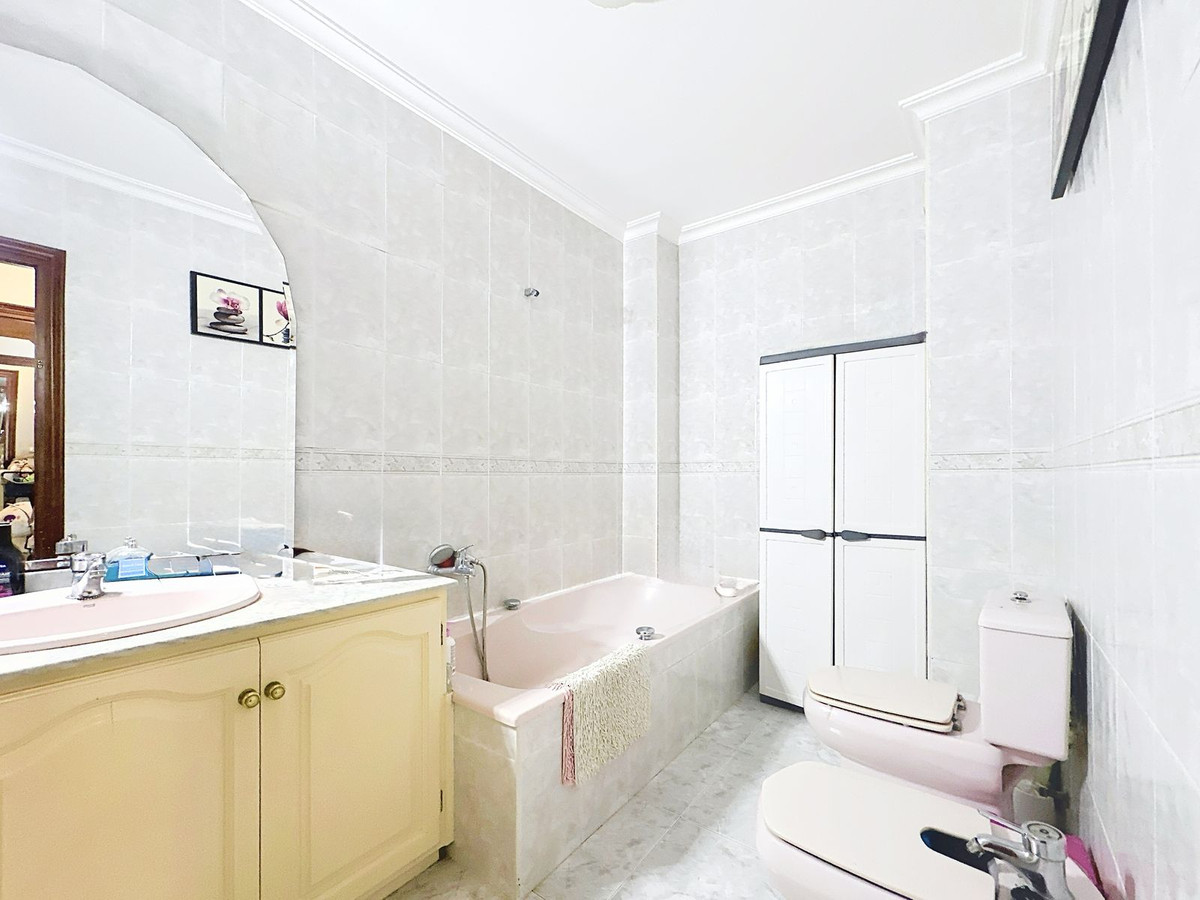 3 Bed Apartment for sale in Estepona Costa Del Sol, Málaga, Spain