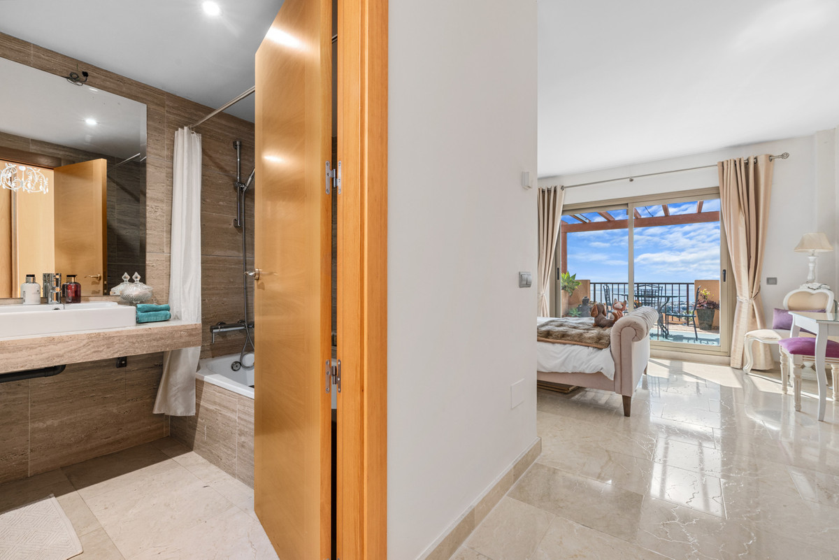 3 Bed Apartment for sale in Benahavís Costa Del Sol, Málaga, Spain