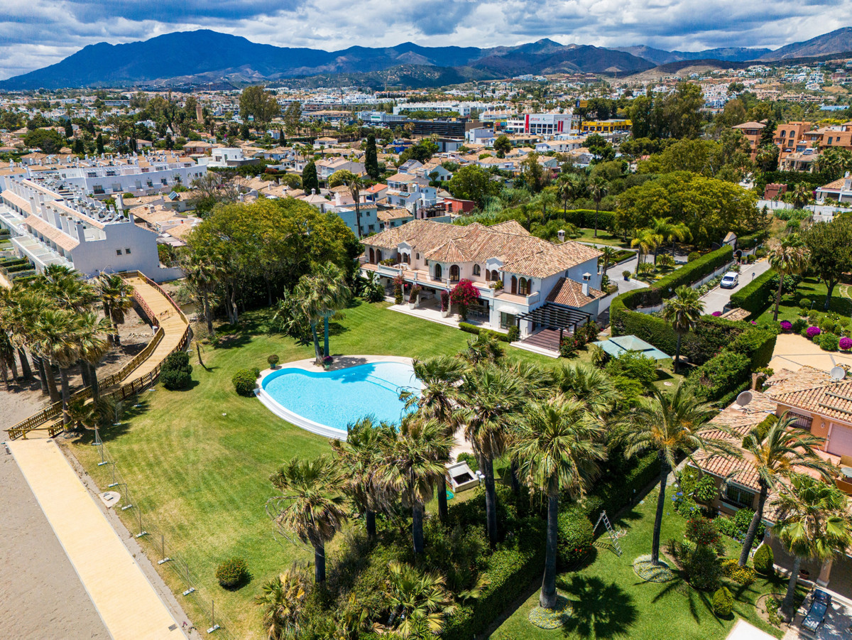 Se vende Villa - Chalet de 9 dormitorios en Costa Del Sol, Málaga, España