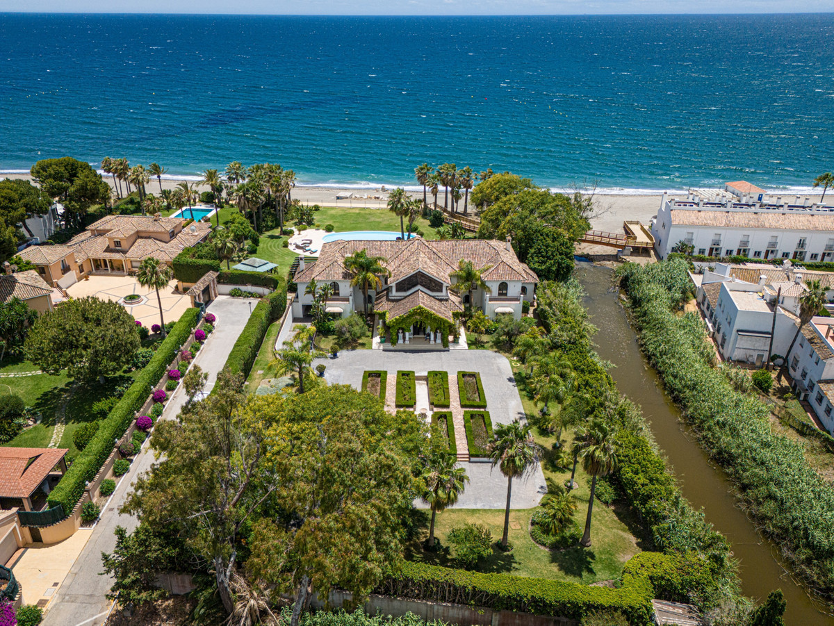 Se vende Villa - Chalet de 9 dormitorios en Costa Del Sol, Málaga, España