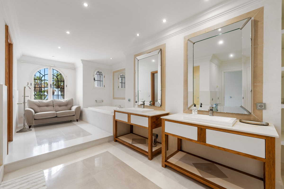 Se vende Villa - Chalet de 9 dormitorios en Costa Del Sol, Málaga, España