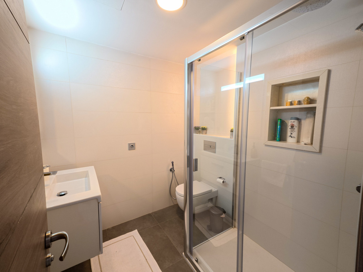 Se vende Apartamento Planta Media de 2 dormitorios en Costa Del Sol, Málaga, España