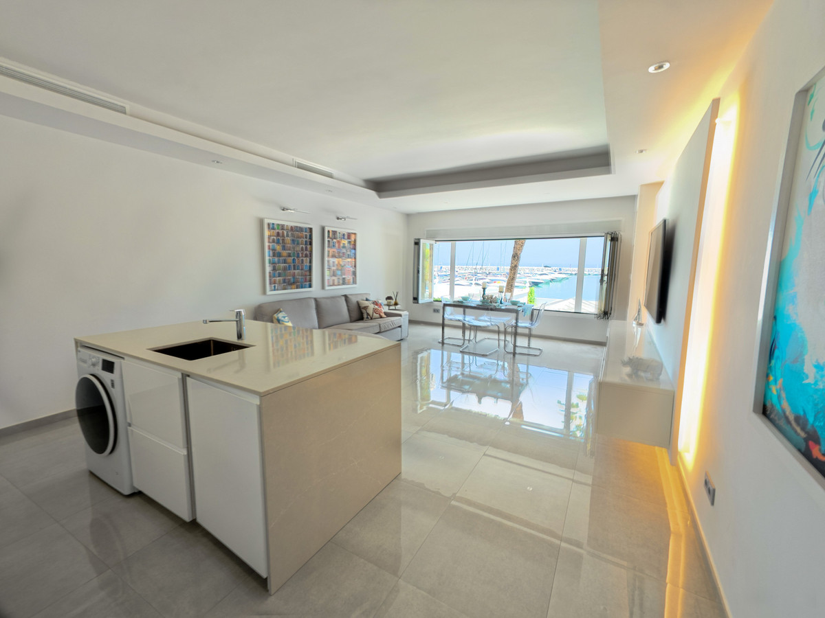 Se vende Apartamento Planta Media de 2 dormitorios en Costa Del Sol, Málaga, España