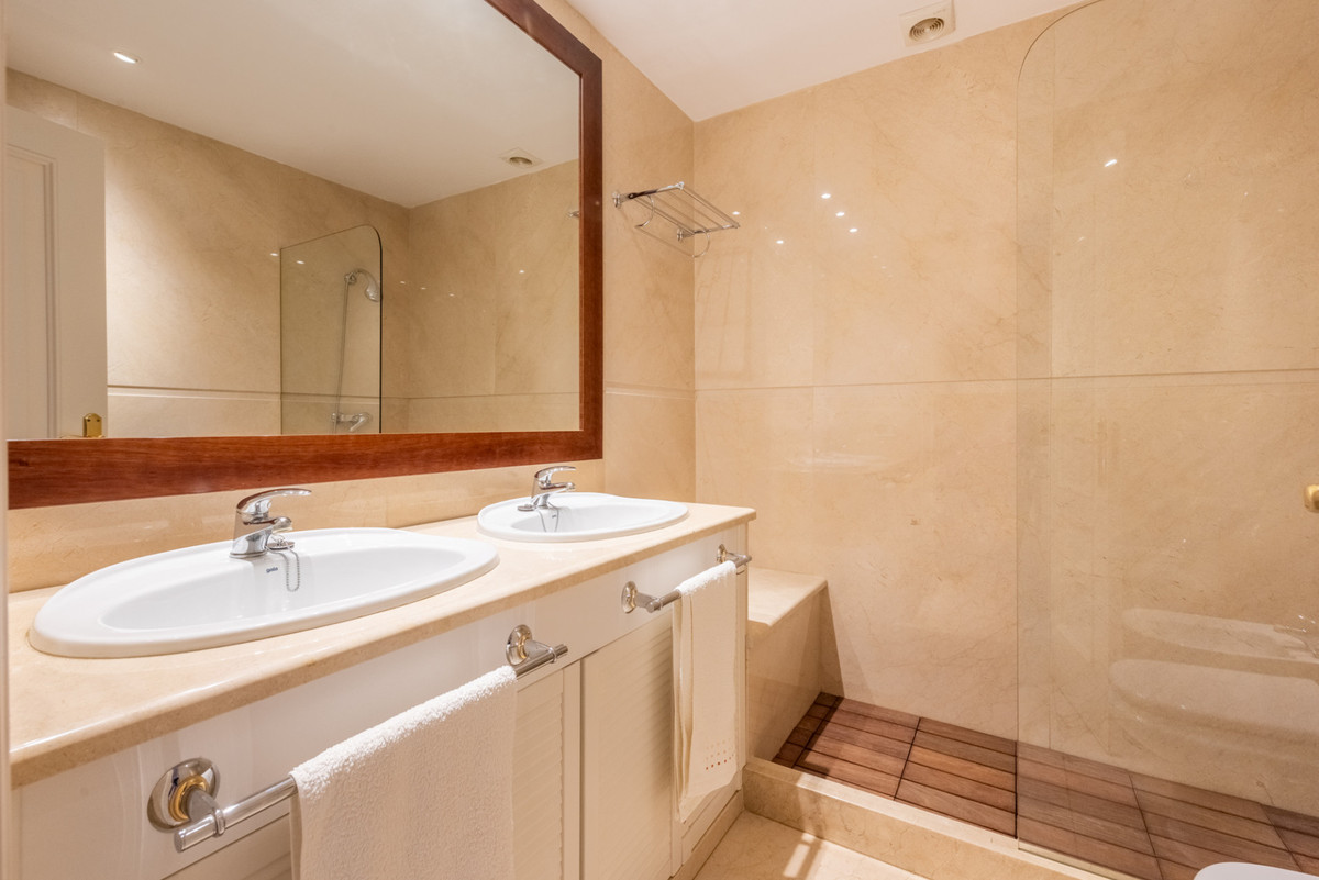 2 Bed Apartment for sale in La Quinta Costa Del Sol, Málaga, Spain