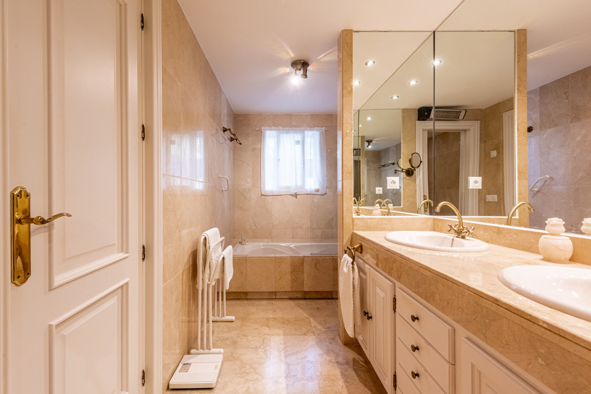2 Bed Apartment for sale in La Quinta Costa Del Sol, Málaga, Spain