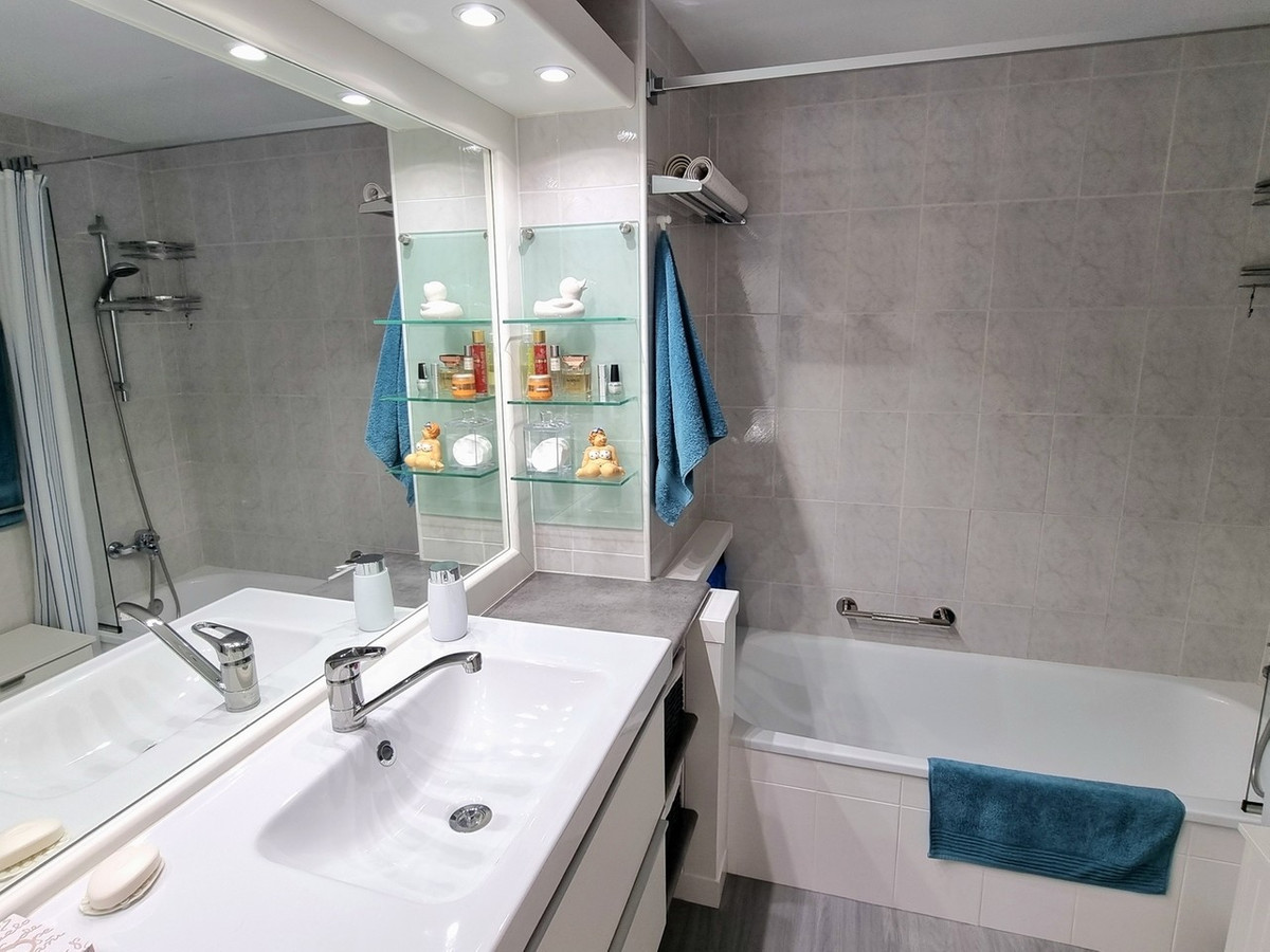 Se vende Apartamento Planta Media de 2 dormitorios en Costa Del Sol, Málaga, España