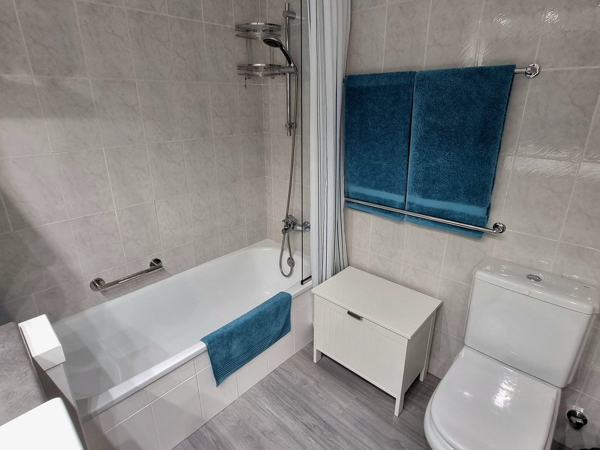Se vende Apartamento Planta Media de 2 dormitorios en Costa Del Sol, Málaga, España