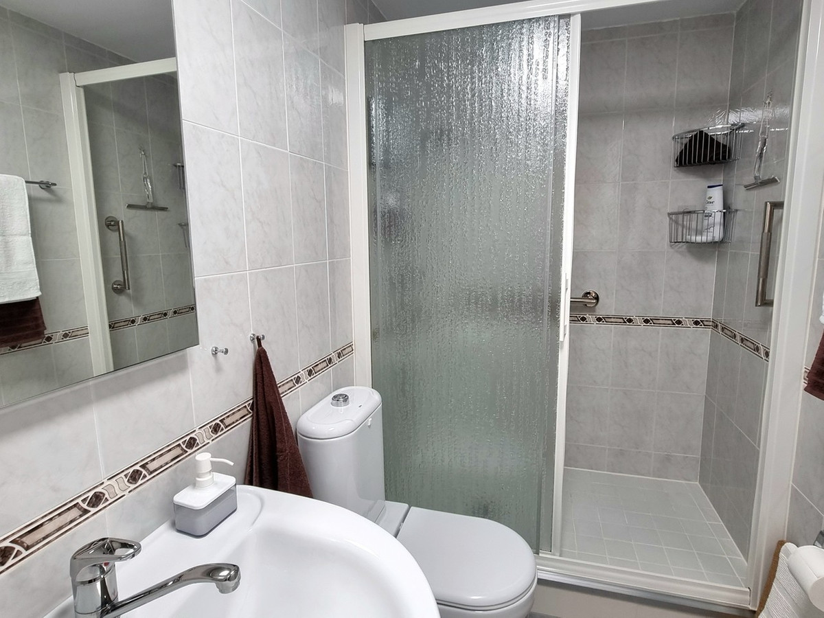 Se vende Apartamento Planta Media de 2 dormitorios en Costa Del Sol, Málaga, España