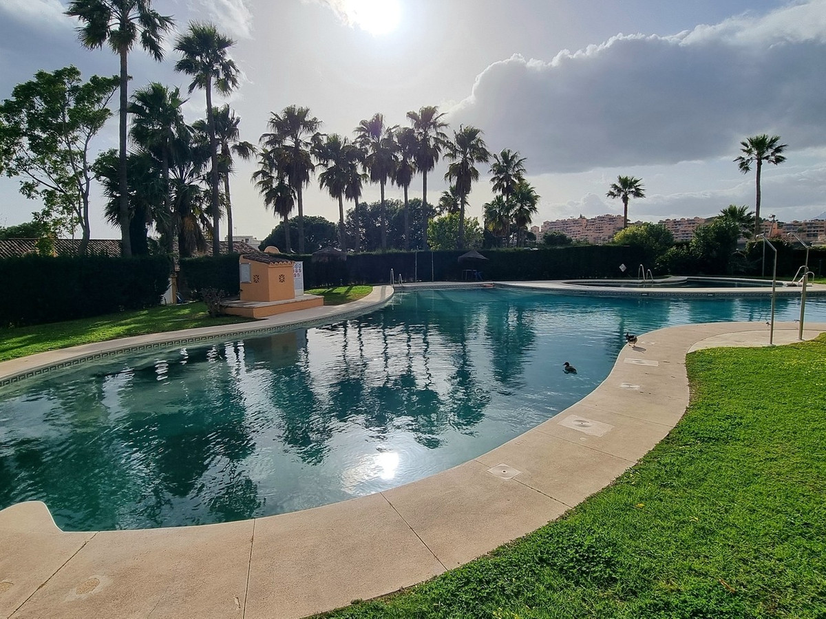 Se vende Apartamento Planta Media de 2 dormitorios en Costa Del Sol, Málaga, España