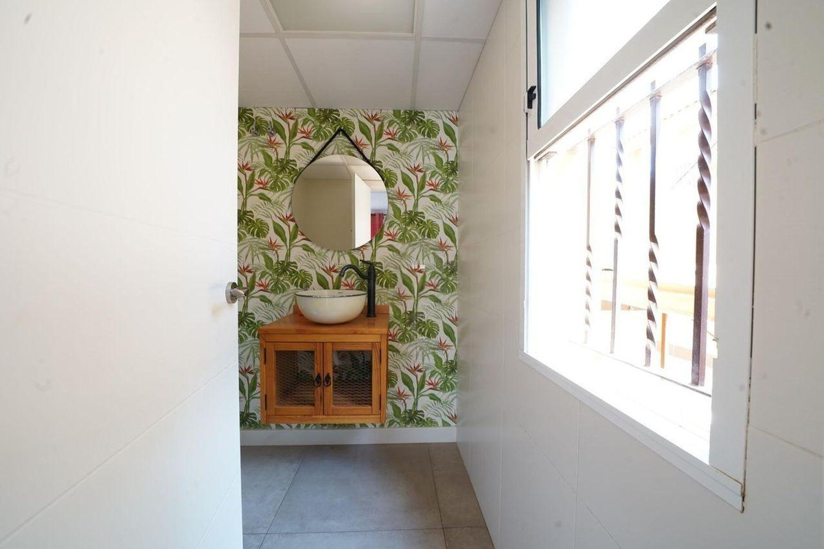 6 Bed Townhouse for sale in Mutxamel Costa Blanca, Alicante, Spain