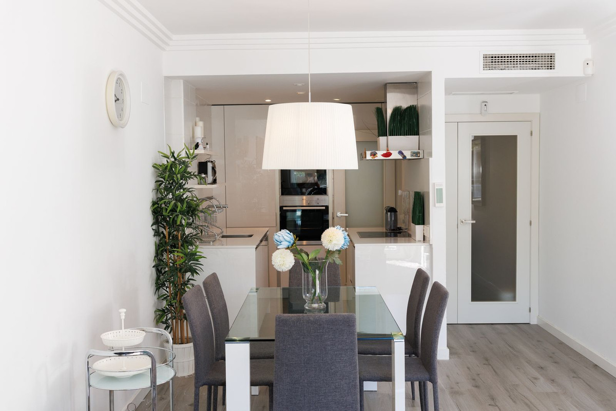 Se vende Apartamento Planta Media de 2 dormitorios en Costa Del Sol, Málaga, España