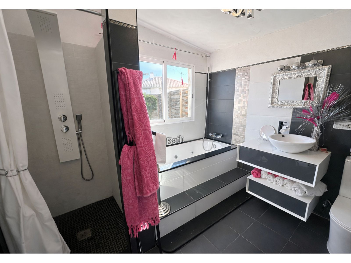 Se vende Villa - Chalet de 6 dormitorios en Costa Blanca, Alicante, España