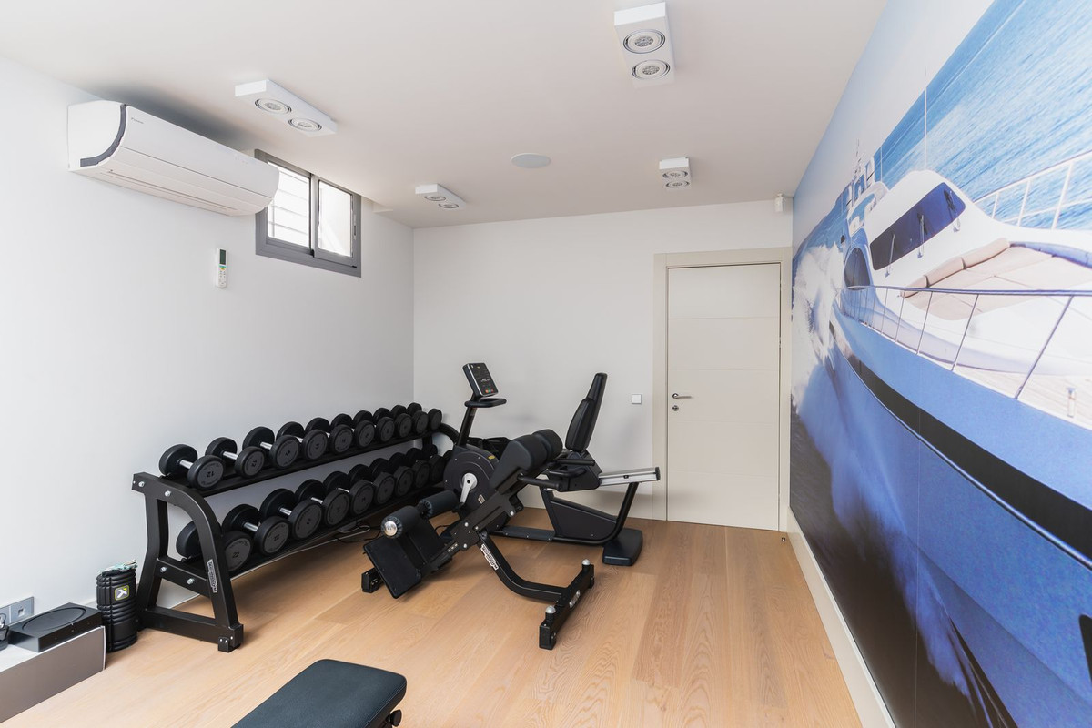 Se vende Villa - Chalet de 5 dormitorios en Costa Del Sol, Málaga, España