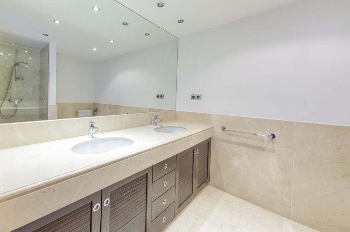 Se vende Apartamento Planta Media de 2 dormitorios en Costa Del Sol, Málaga, España