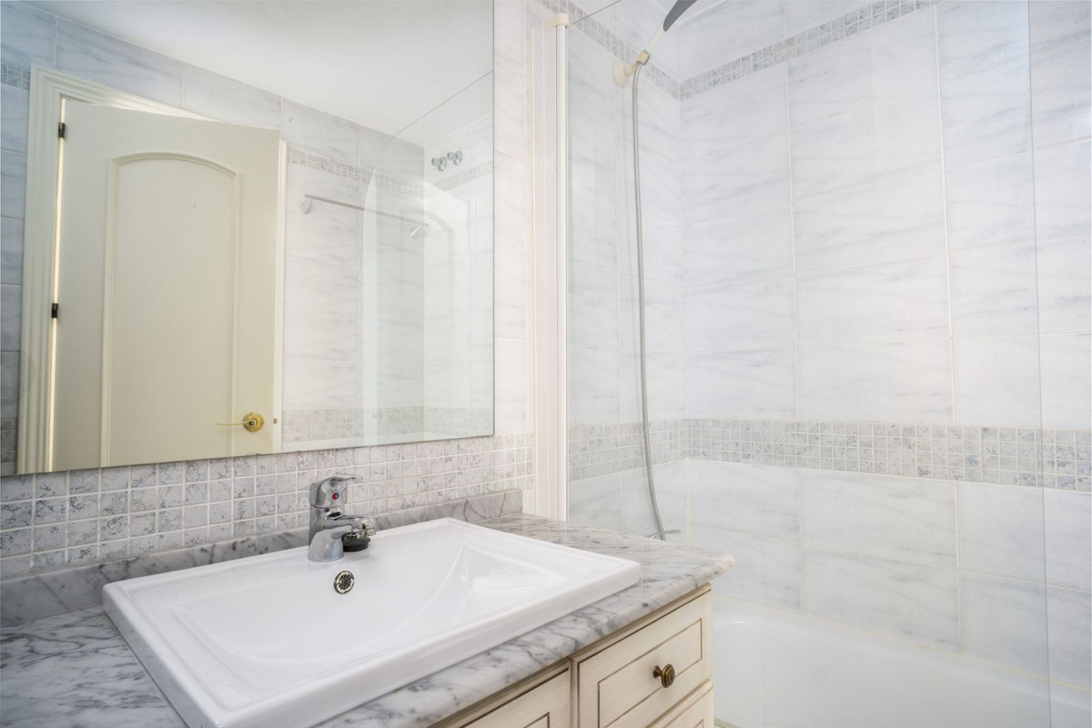 Se vende Apartamento Planta Media de 3 dormitorios en Costa Del Sol, Málaga, España