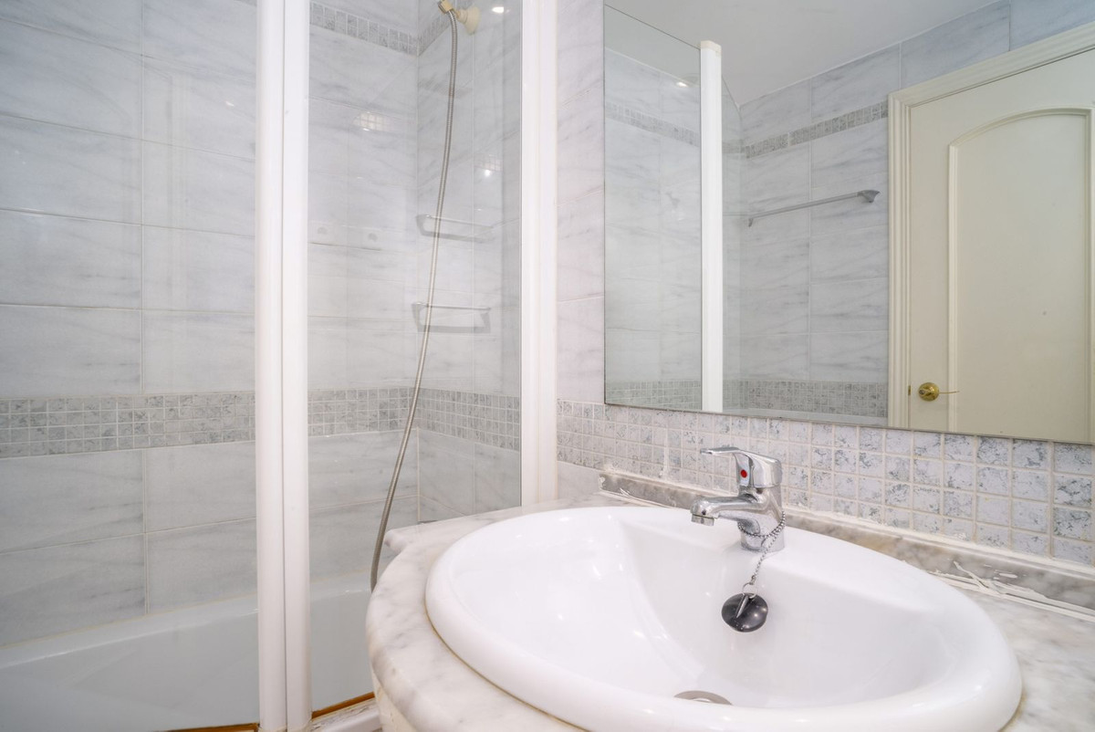 Se vende Apartamento Planta Media de 3 dormitorios en Costa Del Sol, Málaga, España