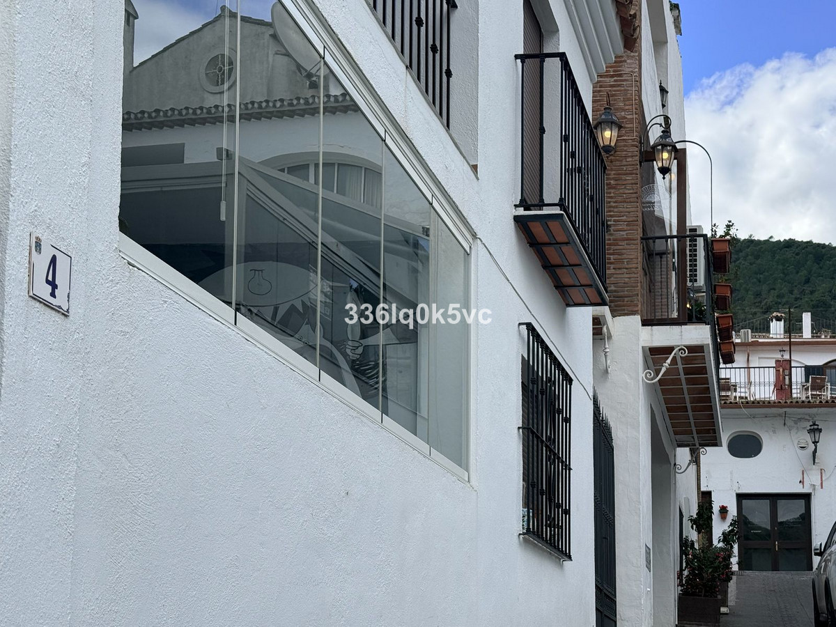 2 Bed Apartment for sale in Benahavís Costa Del Sol, Málaga, Spain