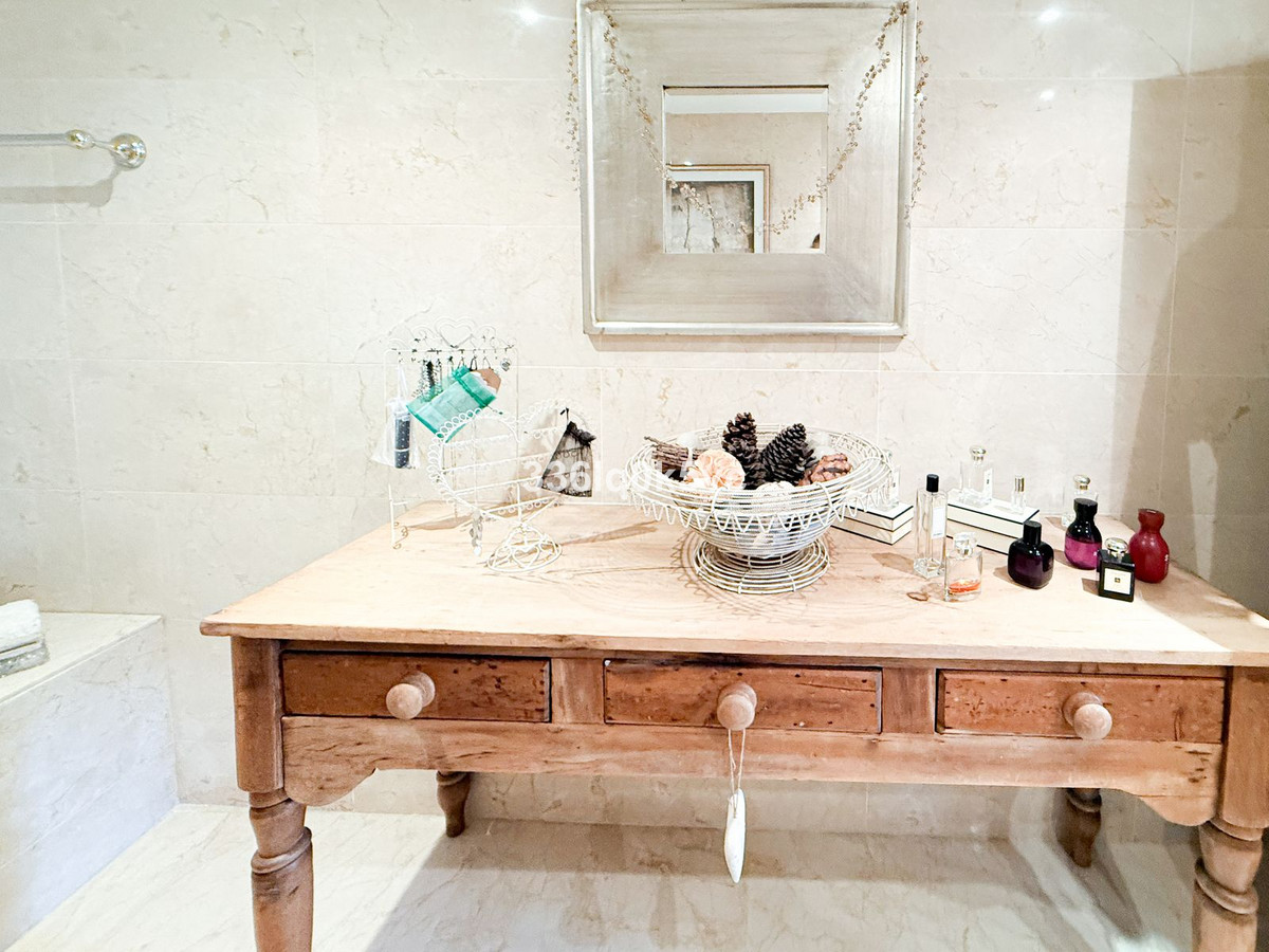 2 Bed Apartment for sale in Benahavís Costa Del Sol, Málaga, Spain