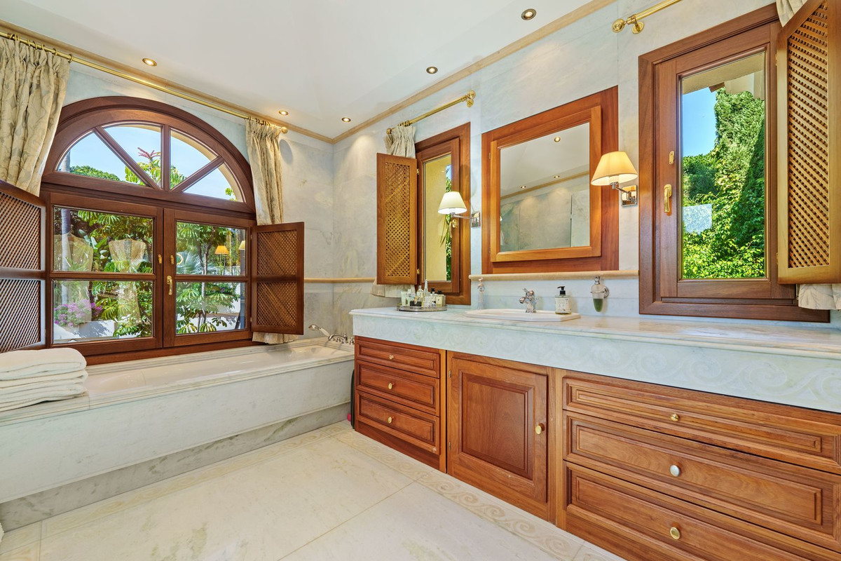 Se vende Villa - Chalet de 6 dormitorios en Costa Del Sol, Málaga, España