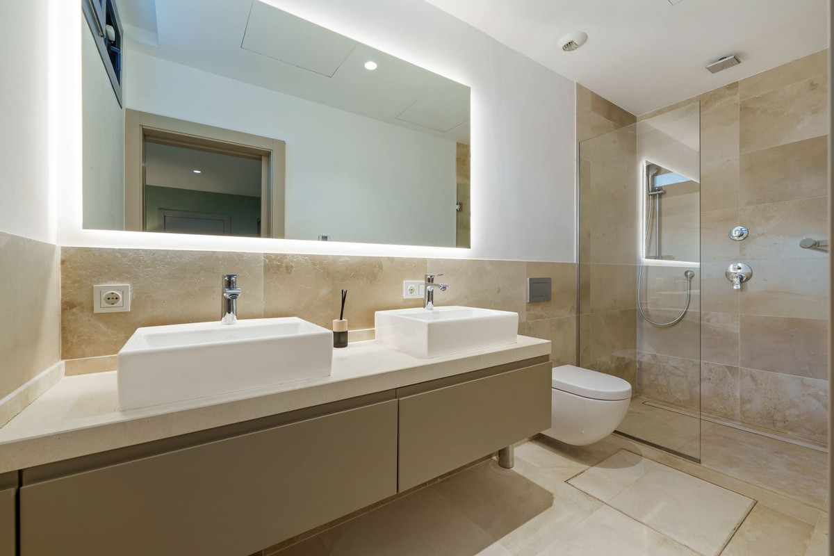 Se vende Villa - Chalet de 5 dormitorios en Costa Del Sol, Málaga, España