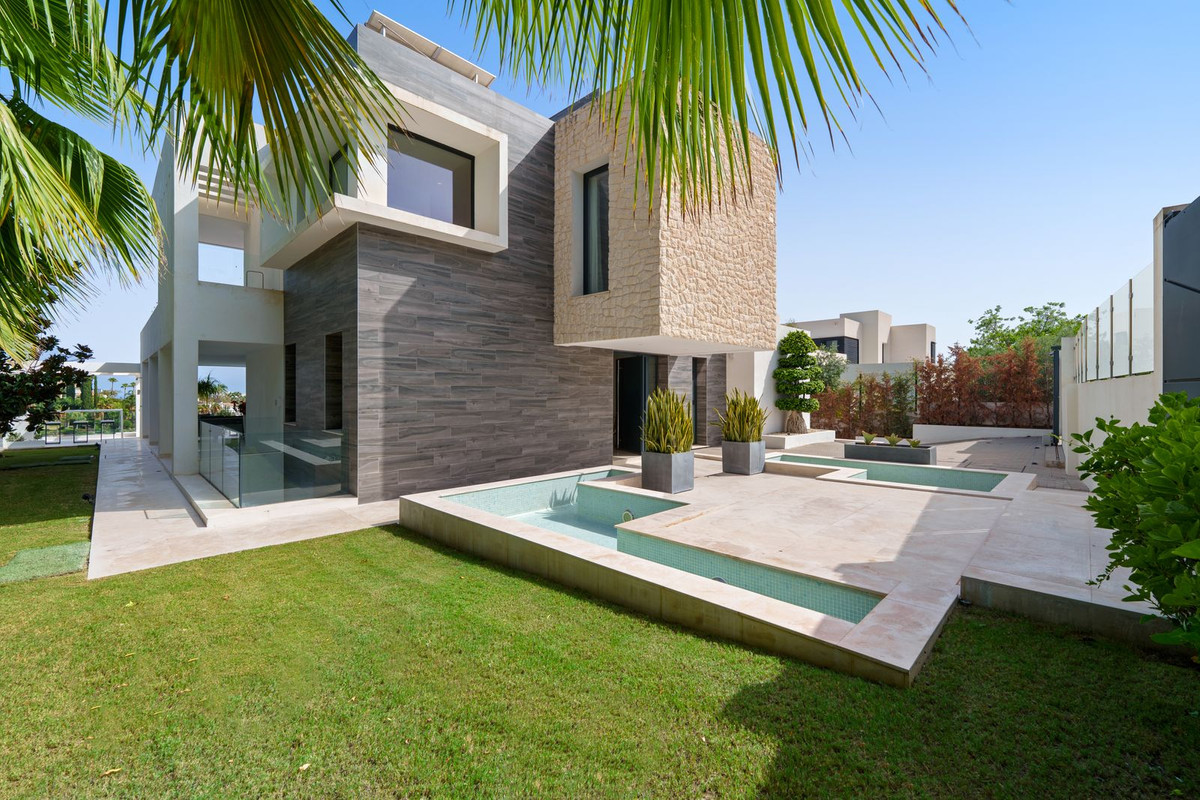 Se vende Villa - Chalet de 5 dormitorios en Costa Del Sol, Málaga, España